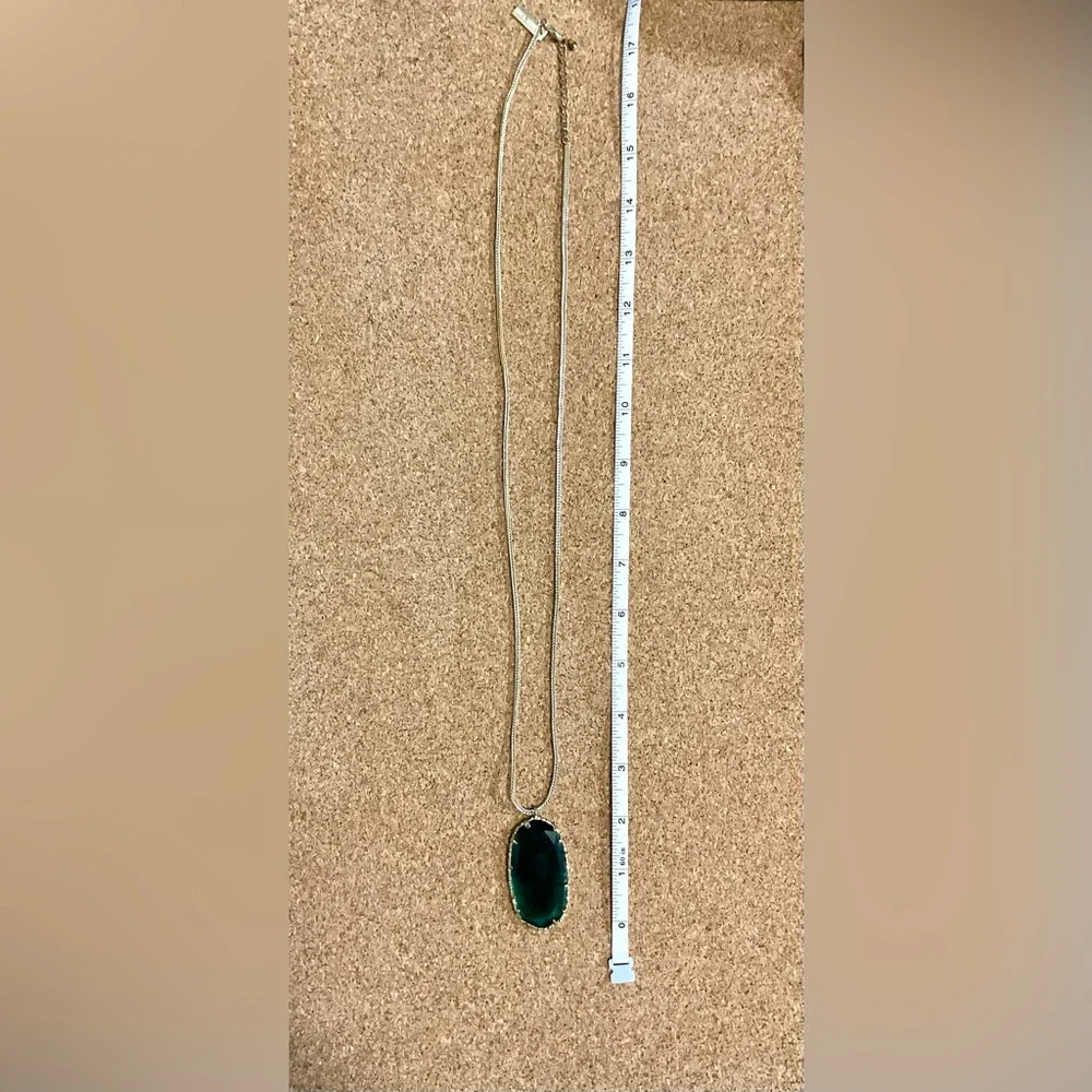 💕Host pick💕 Rare Kendra Scott gold Necklace with Deep green stone Pendant - Picture 4 of 4
